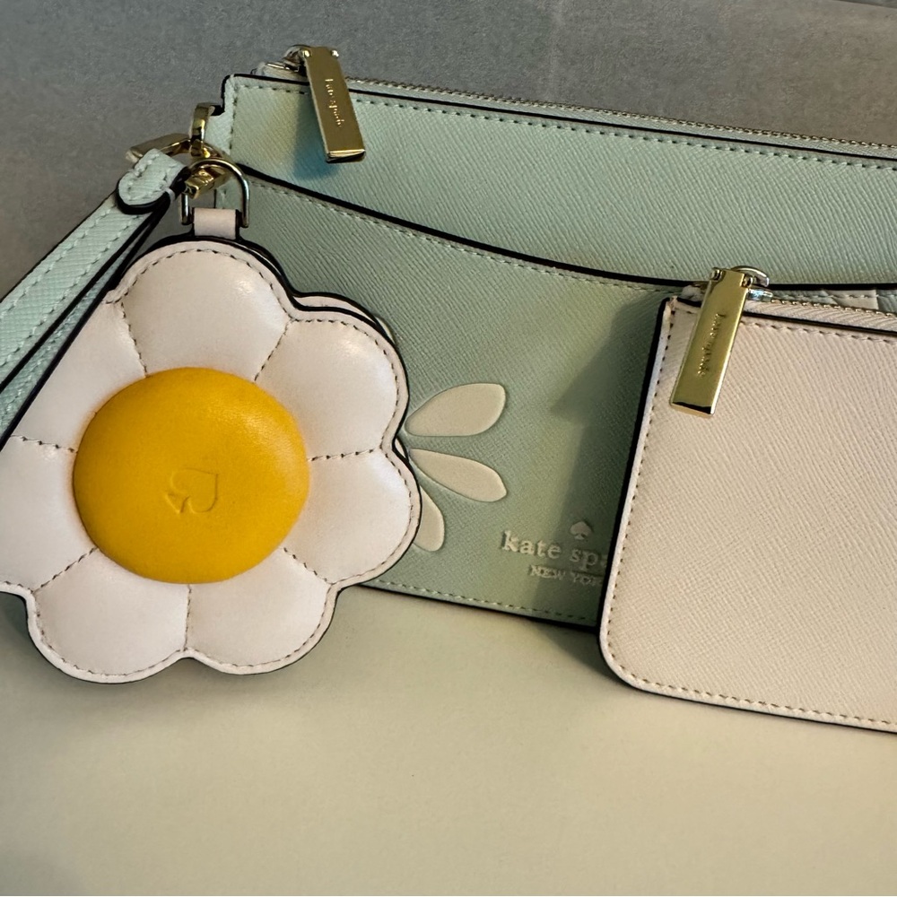 New..kate spade Day Tripper Daisy Floral Triple Wristlet 3-Piece Set - Picture 4 of 13